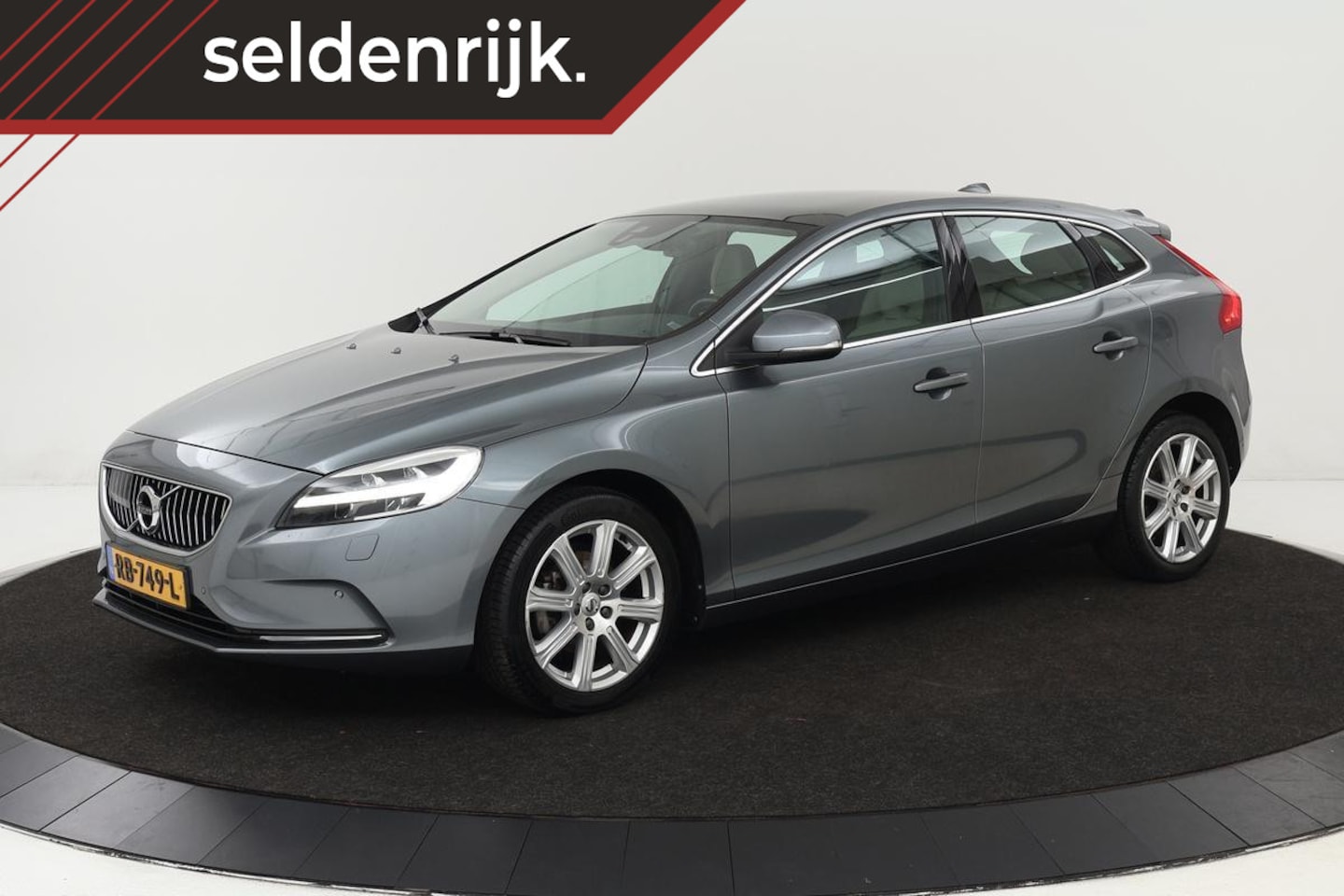 Volvo V40 - 2.0 D2 Nordic+ | Dealer onderhouden | Panoramadak | Leder | Camera | Keyless | Stoelverwar - AutoWereld.nl