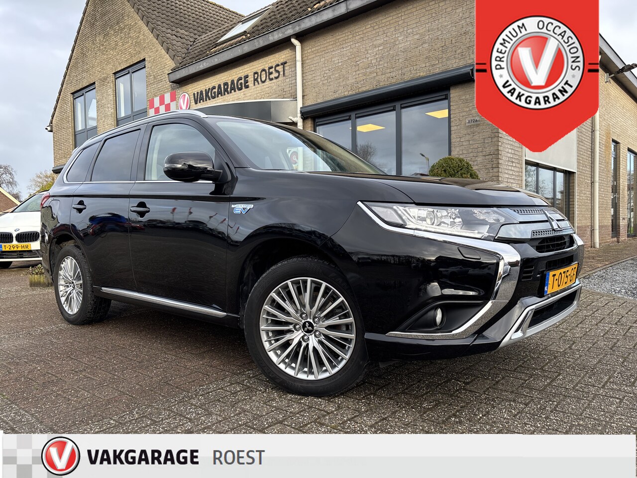 Mitsubishi Outlander - 2.4 PHEV Intense Automaat Trekhaak / Carplay / Stoelverwarming - AutoWereld.nl