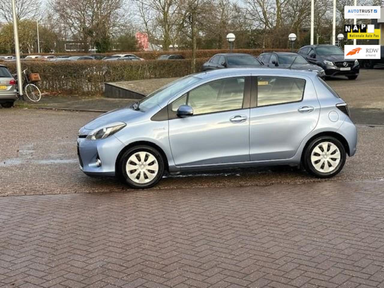 Toyota Yaris - 1.5 Full Hybrid Aspiration Automaat,bj.2014,kleur:blauw,navigatie,climate,NAP met 124757 k - AutoWereld.nl