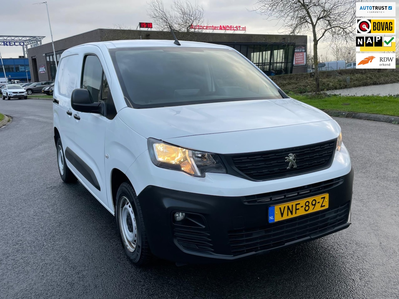 Peugeot Partner - 1.2 PureTech Premium 1.2 PureTech Premium, Benzine, 1e eig, Geen import, Nap, Volledig oh! - AutoWereld.nl