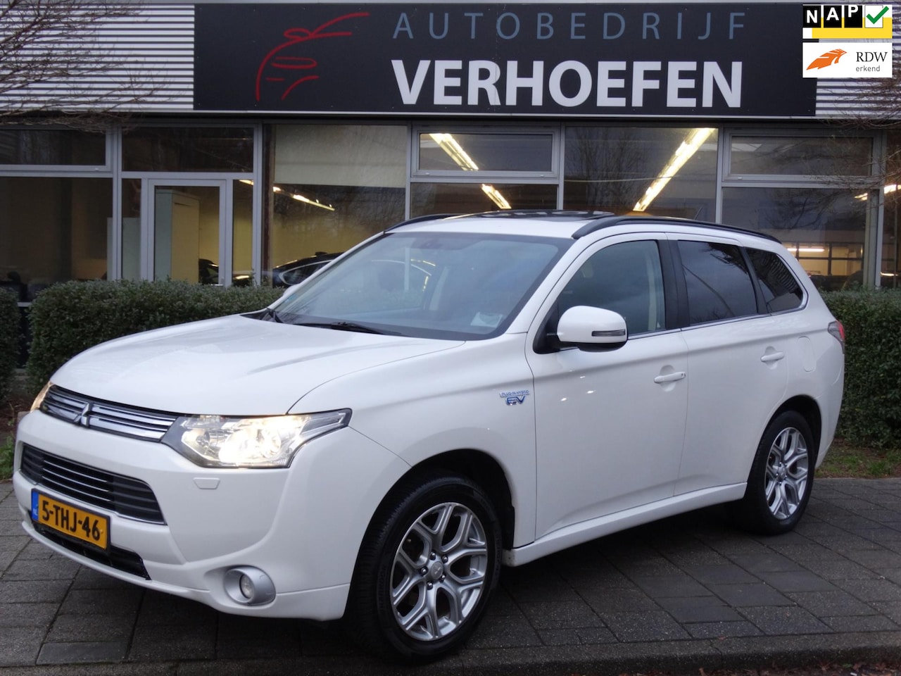 Mitsubishi Outlander - 2.0 PHEV Instyle - PANORAMADAK - XENON - CRUISE/CLIMATE CONTR - NAVIGATIE - LEDER !! - AutoWereld.nl