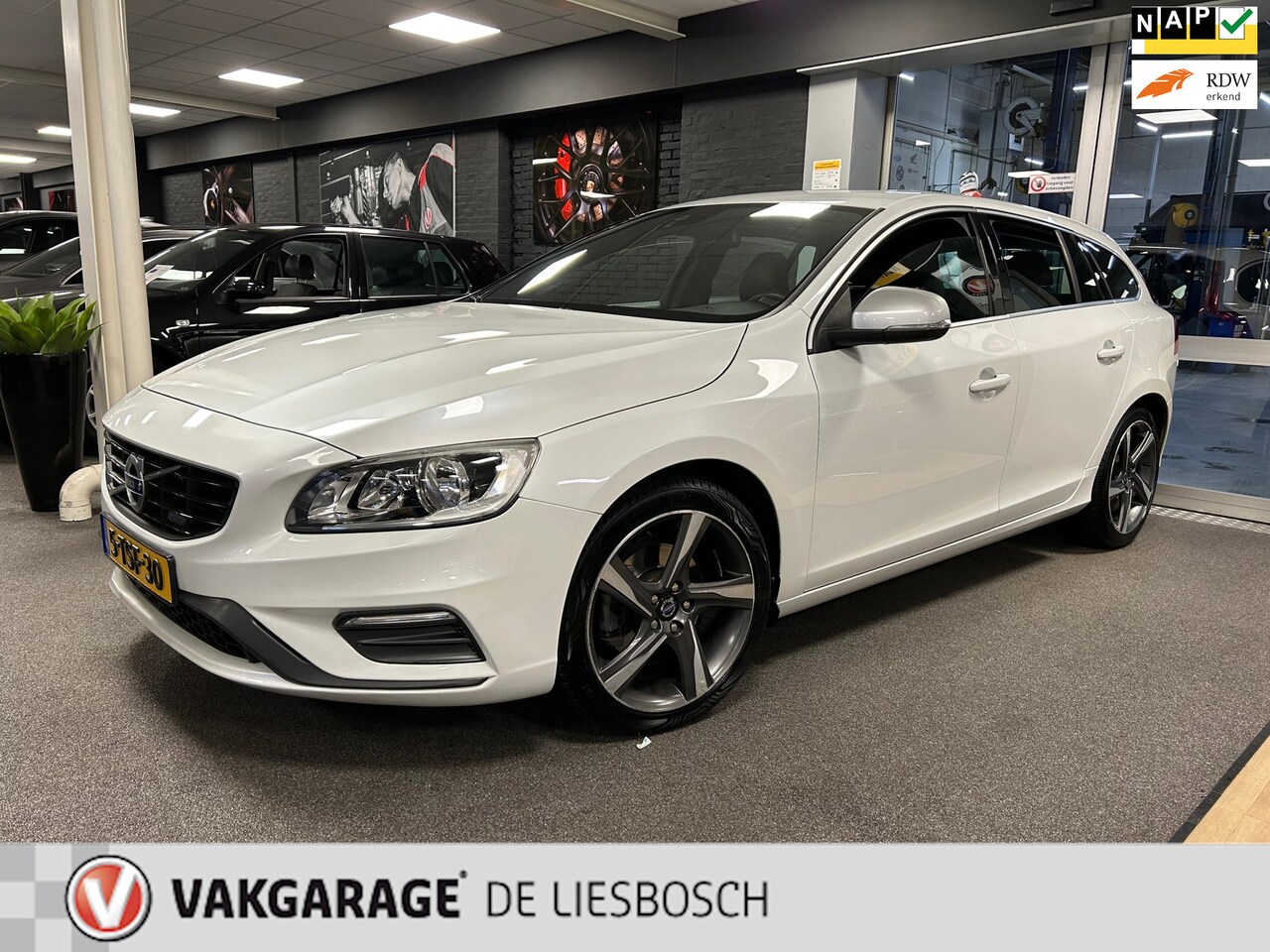 Volvo V60 - 1.6 T3 R-Design / Automaat / schuifkanteldak / alcantara - AutoWereld.nl