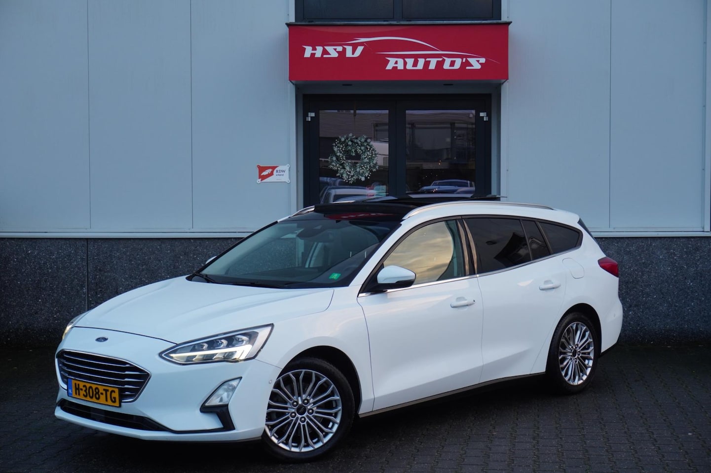 Ford Focus Wagon - 1.0 EcoBoost Vignale navi LM panodak - AutoWereld.nl