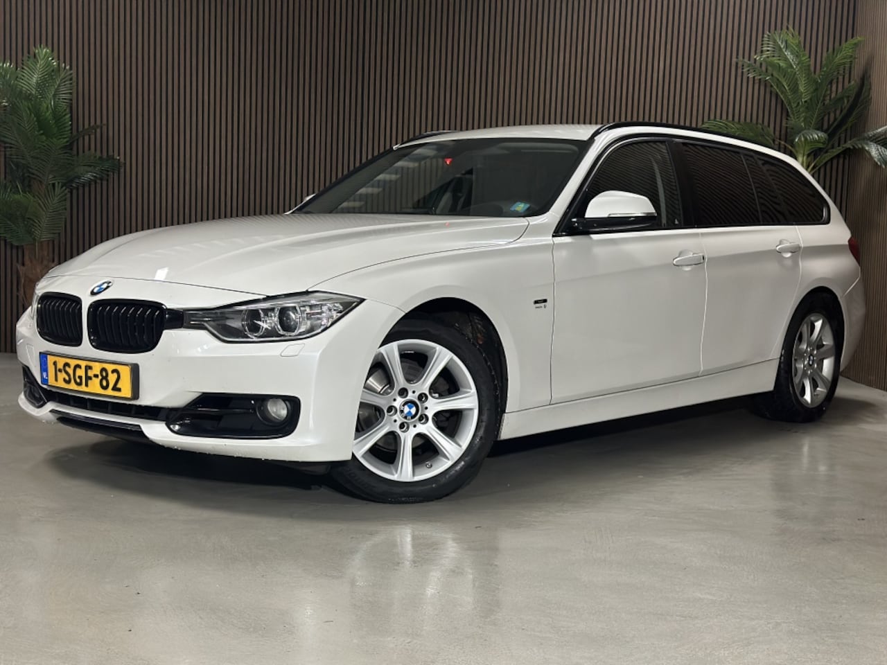 BMW 3-serie Touring - 320i Business 320i Business - AutoWereld.nl