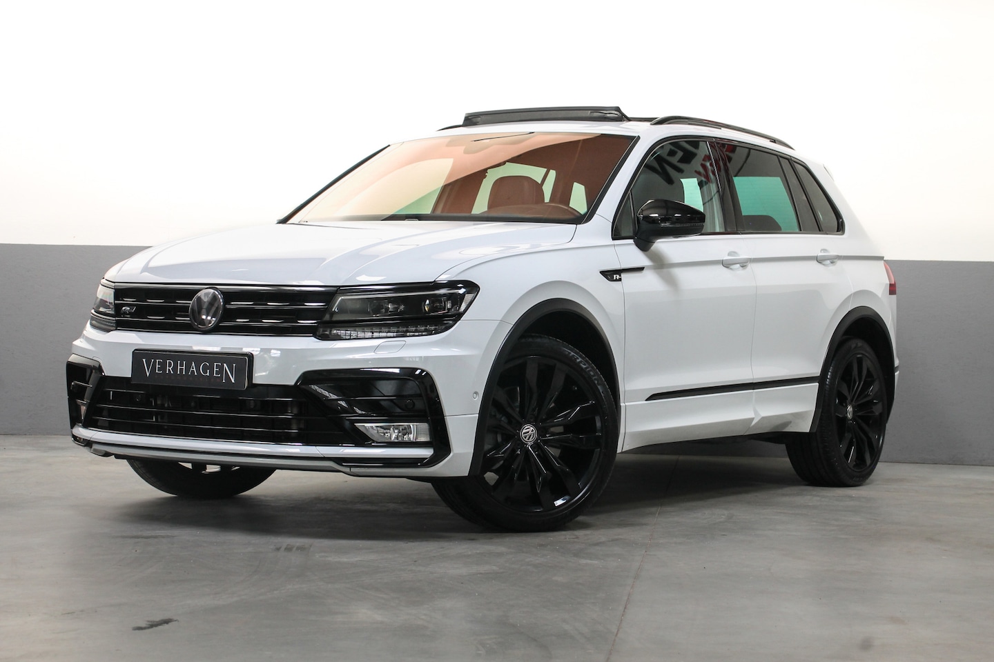 Volkswagen Tiguan - 2.0 TSI 220pk R-line Pano Led Head up Trekhaak 4motion - AutoWereld.nl