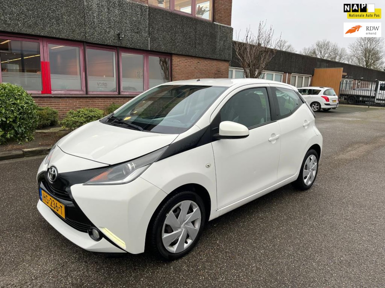 Toyota Aygo - 1.0 VVT-i x-play Airco Camera Boekjes N.A.P - AutoWereld.nl