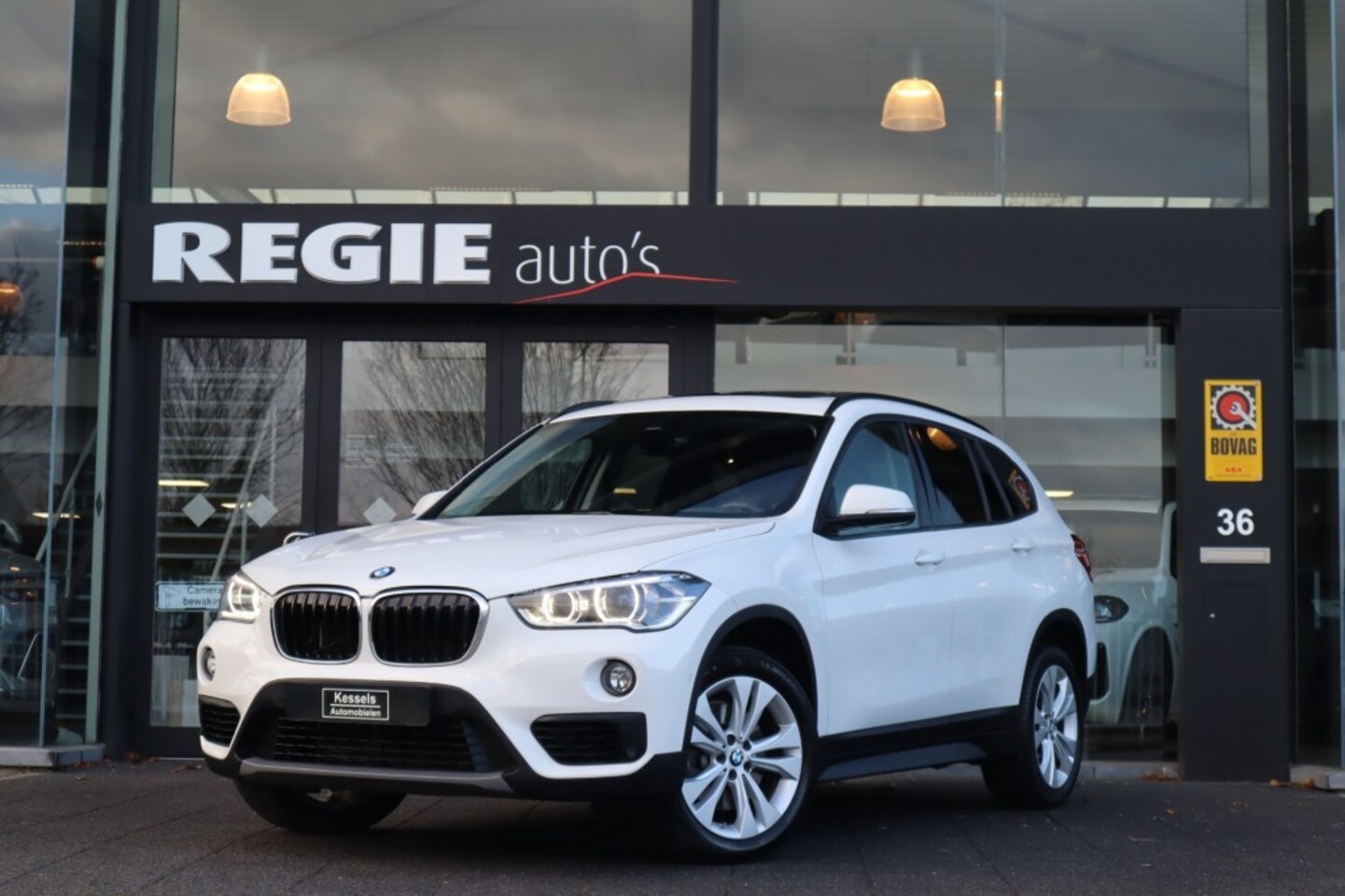 BMW X1 - 20i / Panoramadak / Stoelverwarming / LED / Parkeerassistent - AutoWereld.nl