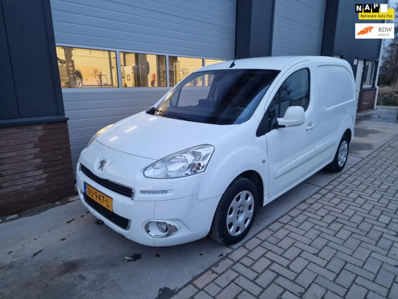 Peugeot Partner - 120 1.6 e-HDI L1 Navteq 120 1.6 e-HDI L1 Navteq - AutoWereld.nl