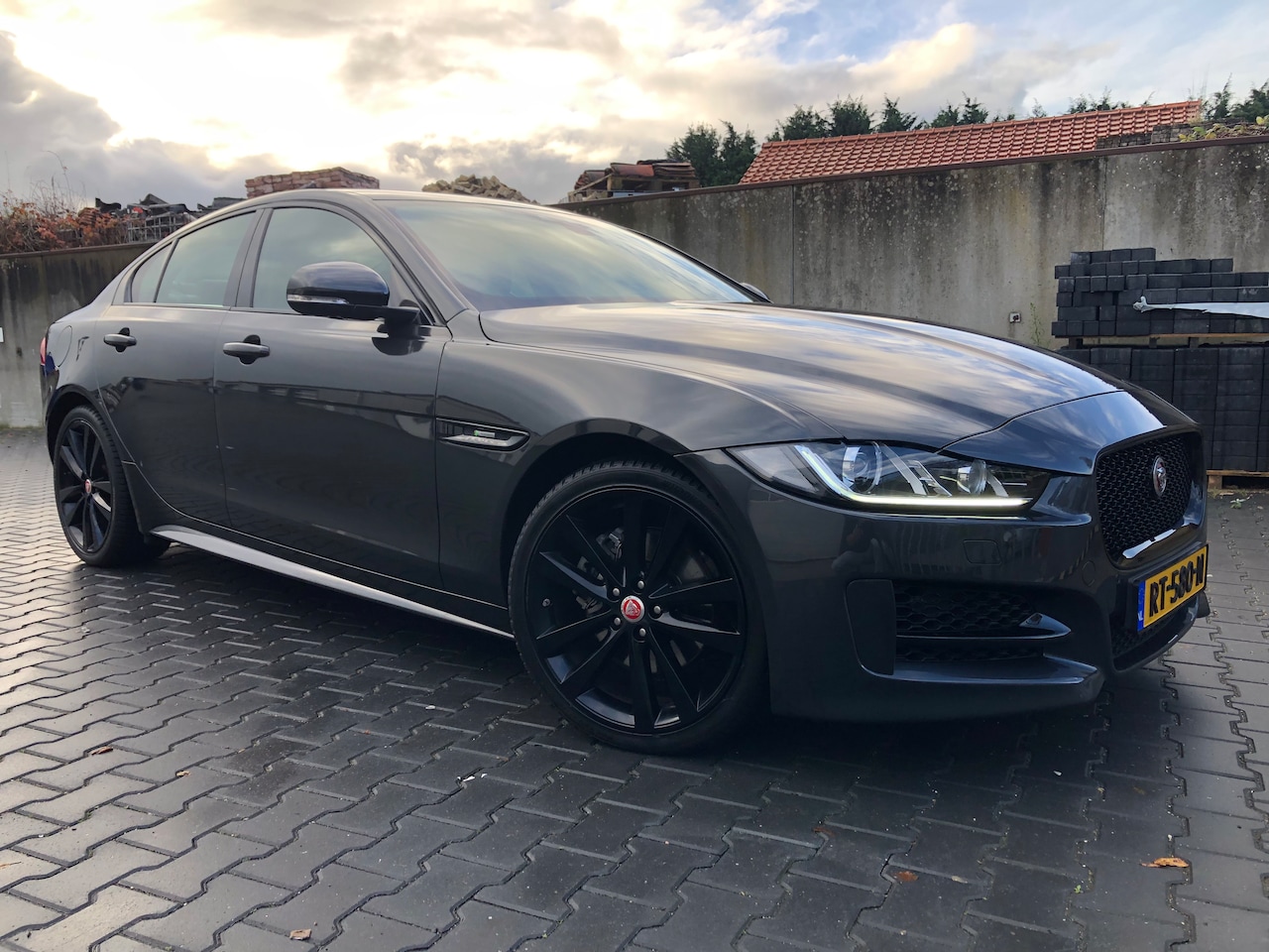 Jaguar XE - 2.0 D R-Sport Storm grey black pack! - AutoWereld.nl