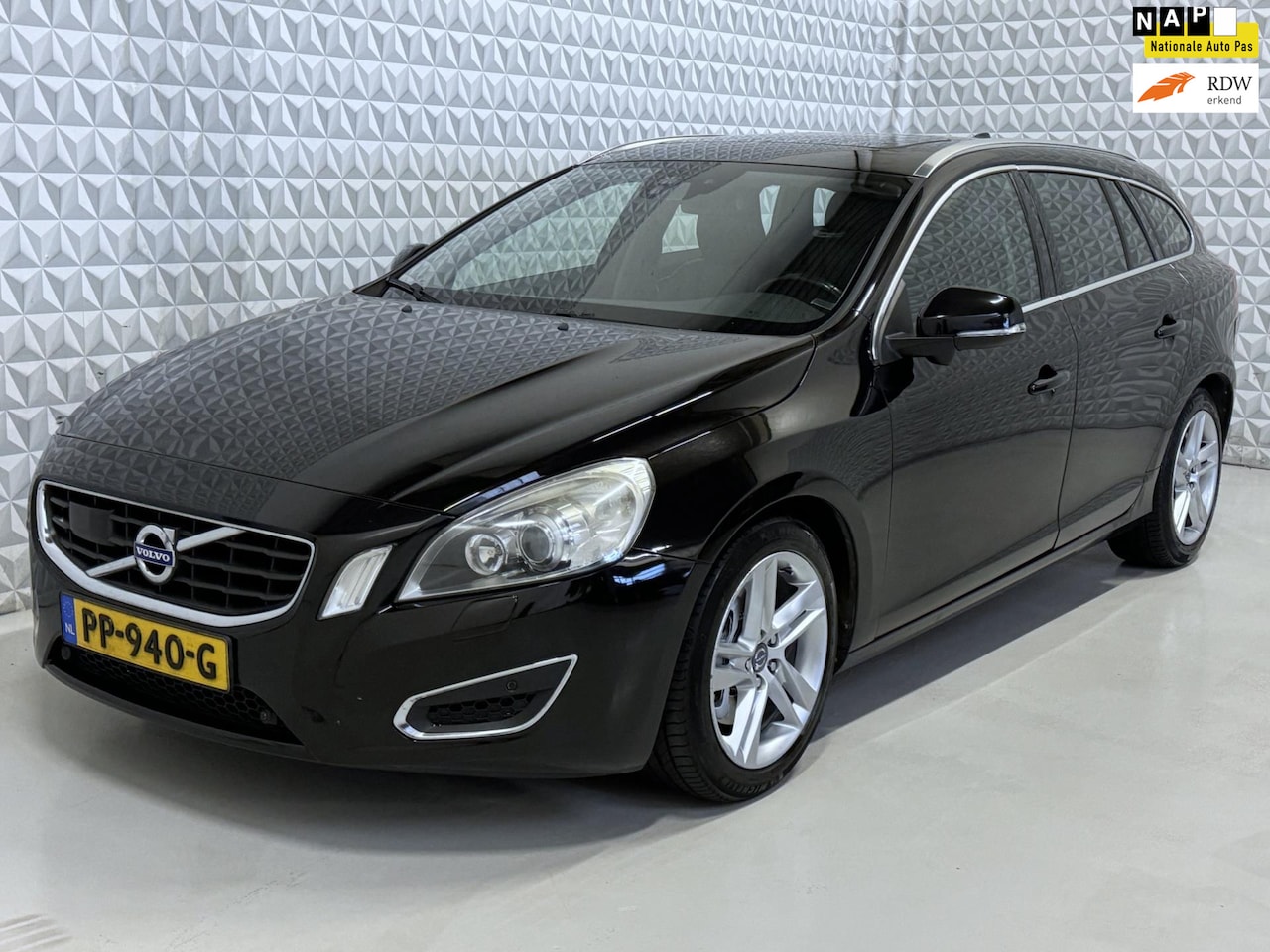 Volvo V60 - 2.4 D5 Summum Automaat * Handel / EXPORT * (2011) - AutoWereld.nl