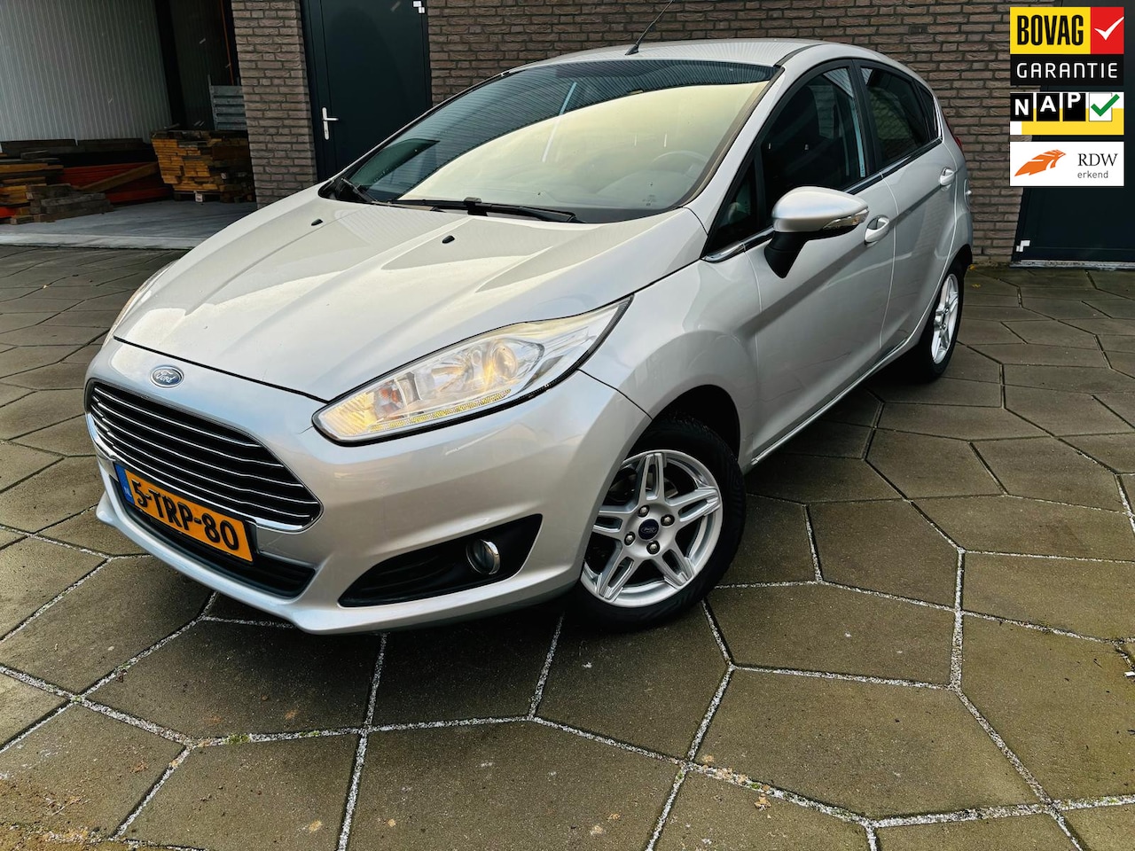 Ford Fiesta - 1.0 Titanium|Airco|5deurs|Cruise control|Multi-stuur|15 inch lichtmetaal - AutoWereld.nl