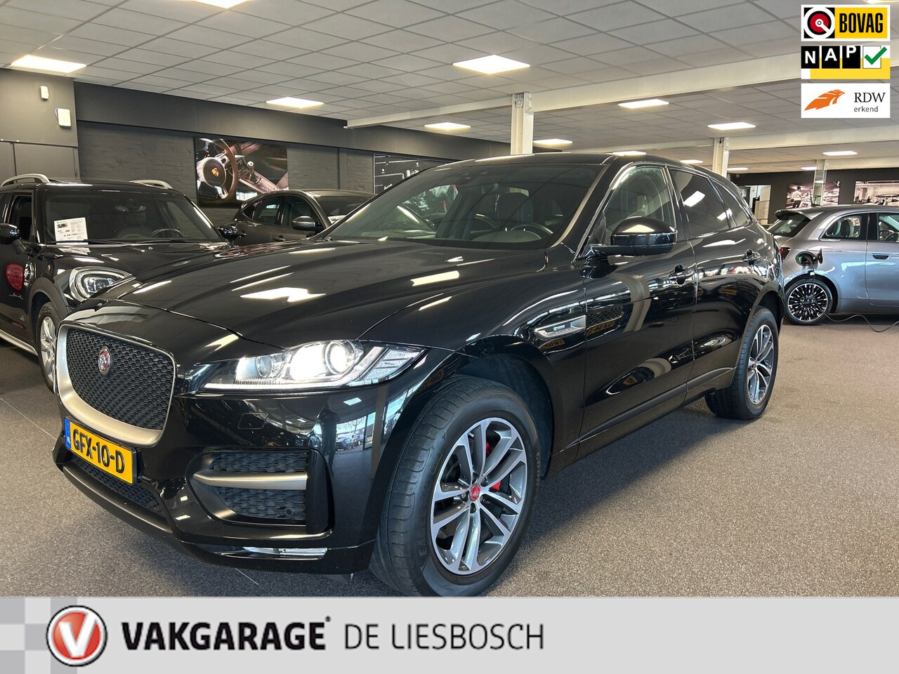 Jaguar F-Pace - 2.0d AWD Chequered Flag 2.0d AWD Chequered Flag,R-sport,navi,leer,camera,elec klep,boeken - AutoWereld.nl