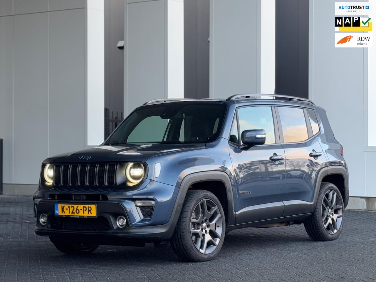 Jeep Renegade - 4xe 240 Plug-in Hybrid Electric S 4xe 240 Plug-in Hybrid Electric S, leder interieur, afn trekhaak, nw prijs € 47600,- 1 e e - AutoWereld.nl