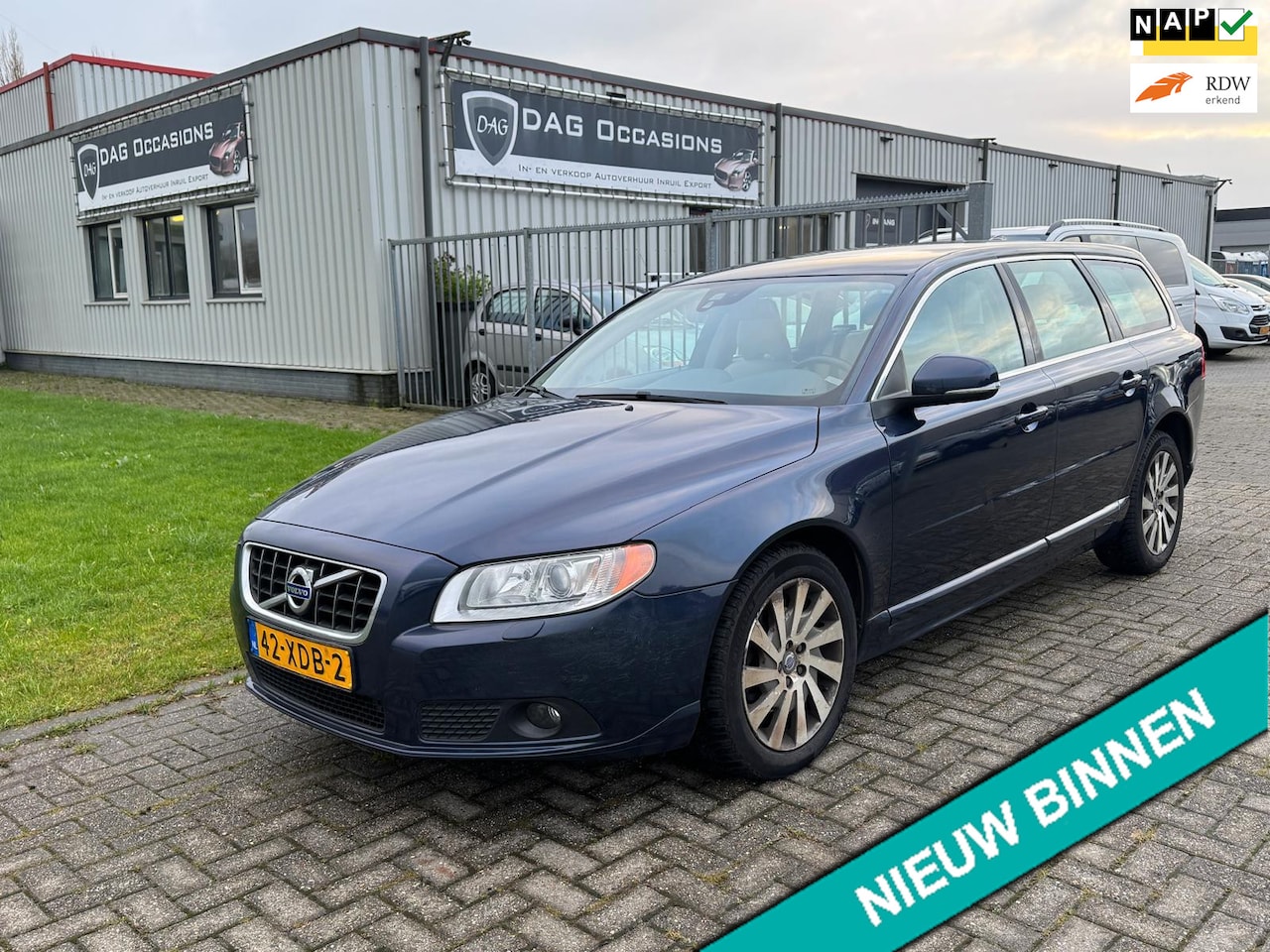 Volvo V70 - 1.6 T4 Limited Edition AUTOMAAT|NAVI|CRUISE|PDC|LEER - AutoWereld.nl