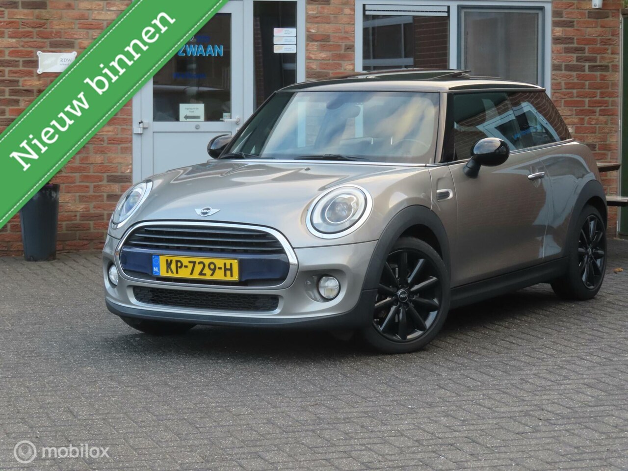 MINI Cooper - Mini 1.5 Chili Serious Business/Panoramadak/Leer/Head Up Display/17 Inch/Stoelverwarming - AutoWereld.nl