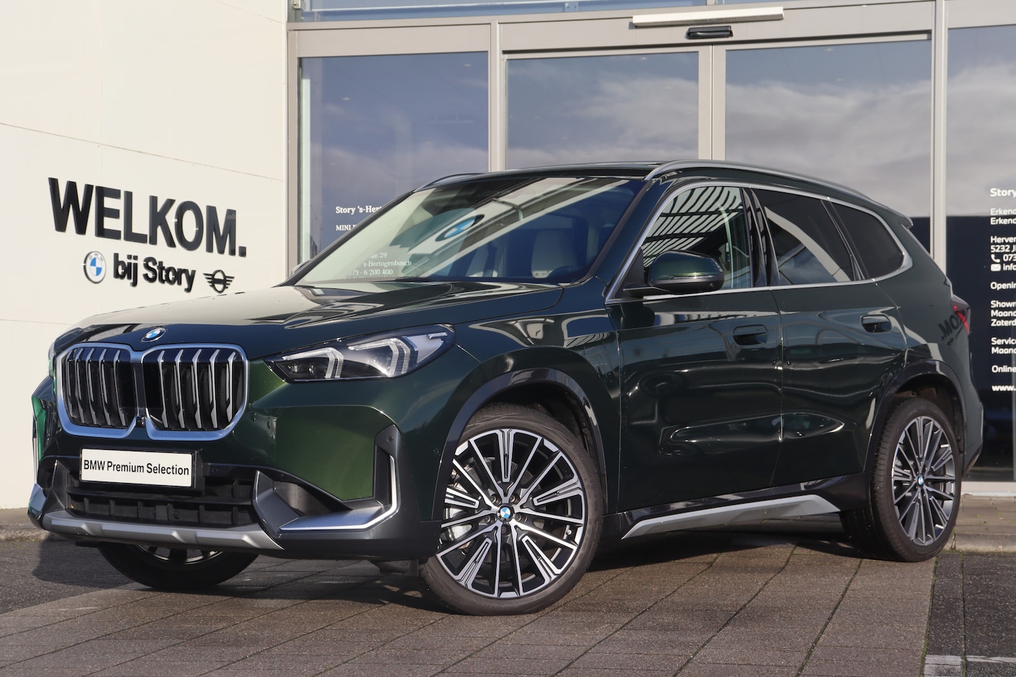 BMW X1 - xDrive23i xLine High Executive Automaat / Panoramadak / Trekhaak / Sportstoelen / Adaptiev - AutoWereld.nl