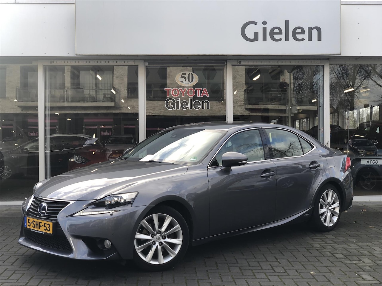 Lexus IS - 300h 223pk First Edition | Eerste eigenaar, Leer, Parkeersensoren, Navigatie, Parkeercamer - AutoWereld.nl