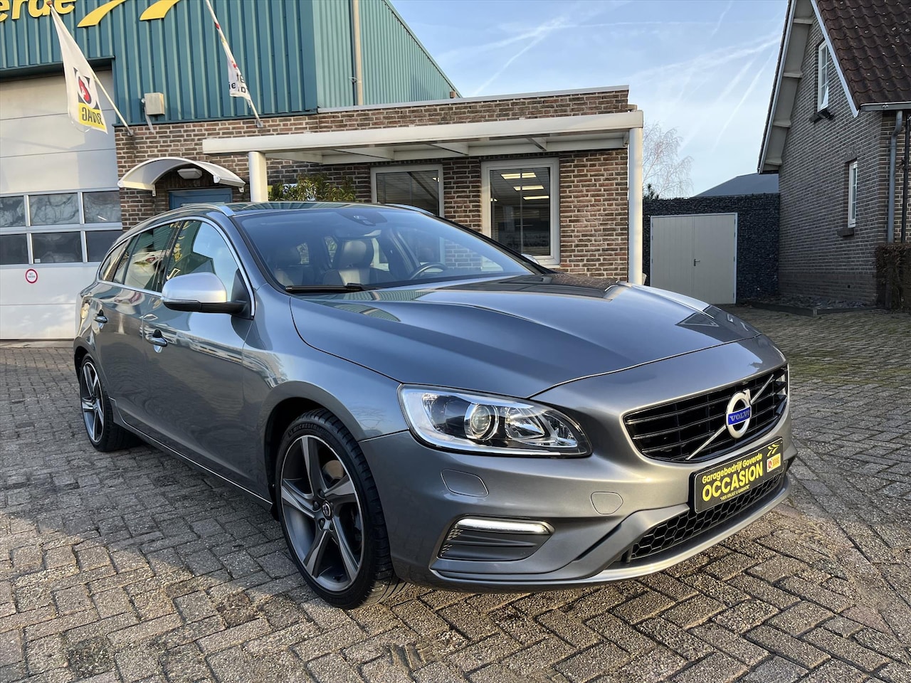 Volvo V60 - T3 152pk Geartronic, R-Design, Trekhaak, NAP - AutoWereld.nl