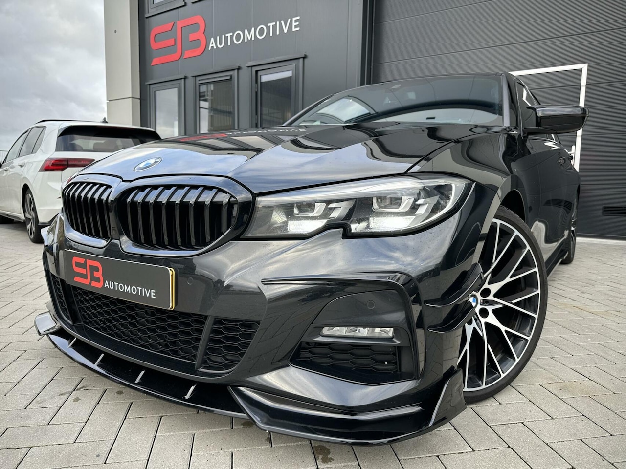 BMW 3-serie - 320i Stage 1 310PK 470NM 20'' velgen Vol Opties! - AutoWereld.nl