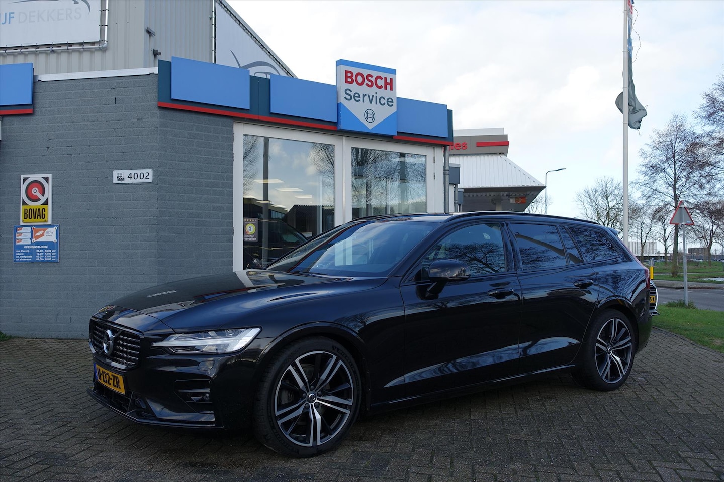 Volvo V60 - B3 163pk Geartronic Mild Hybrid R-Design | PANO | MEMORY STOELEN | H&K | NAVI | STUURVERW - AutoWereld.nl