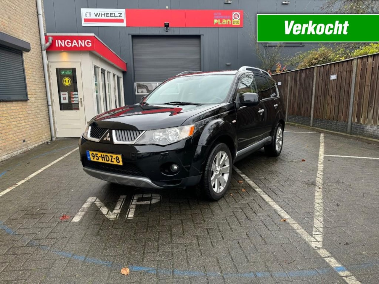 Mitsubishi Outlander - 2.4 automaat 4 WD - 7 persoons - leder - navigatie - trekhaak - AutoWereld.nl