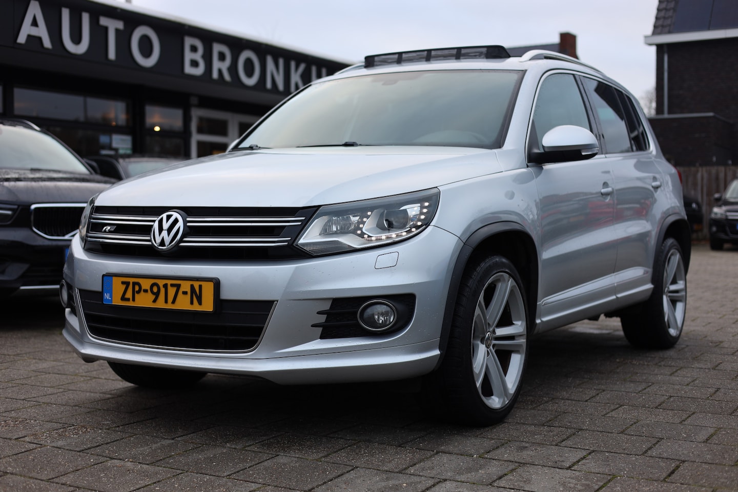 Volkswagen Tiguan - 1.4 TSI R-LINE | AUTOMAAT | PANO | CAMERA | TREKHAAK - AutoWereld.nl