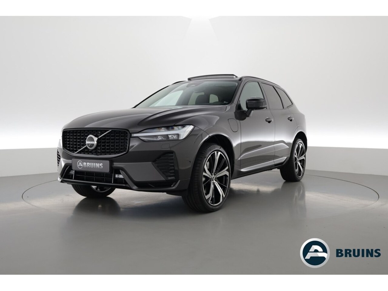 Volvo XC60 - 2.0 T6 Plus Dark, Luchtvering, Trekhaak, 360 camera - AutoWereld.nl