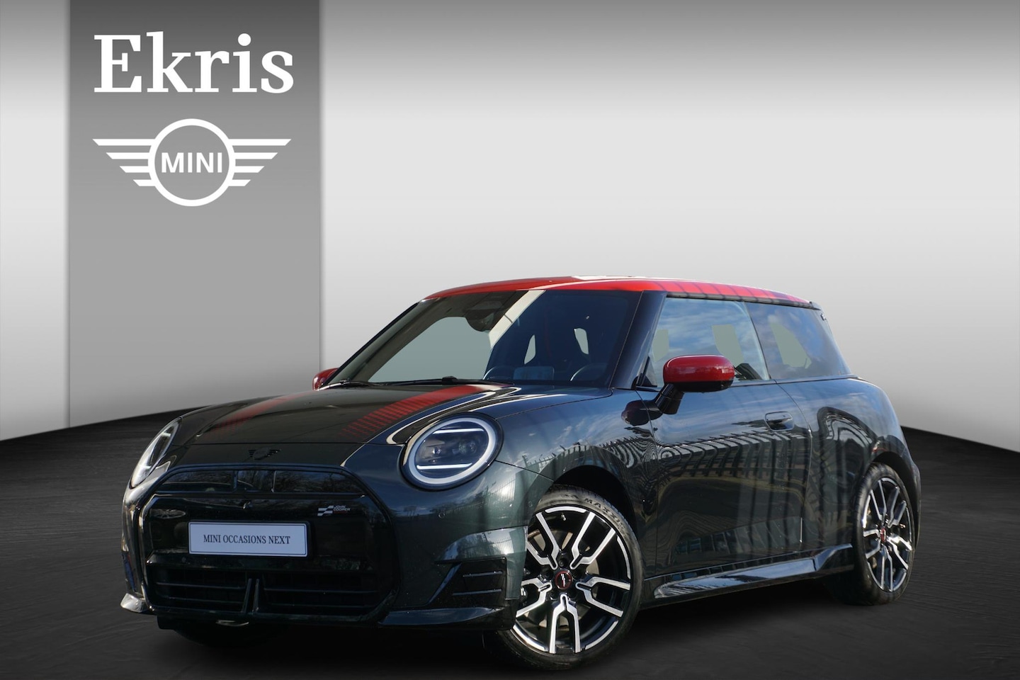 MINI Mini-Electric - 3-deurs Cooper SE John Cooper Works Uitvoering | Pakket XL | 18 inch JCW Lap Spoke 2-tone - AutoWereld.nl