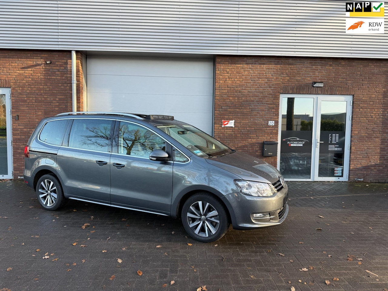 Volkswagen Sharan - PANO|7 PERSOONS|LED|NIEUWE APK|KEYLESS - AutoWereld.nl