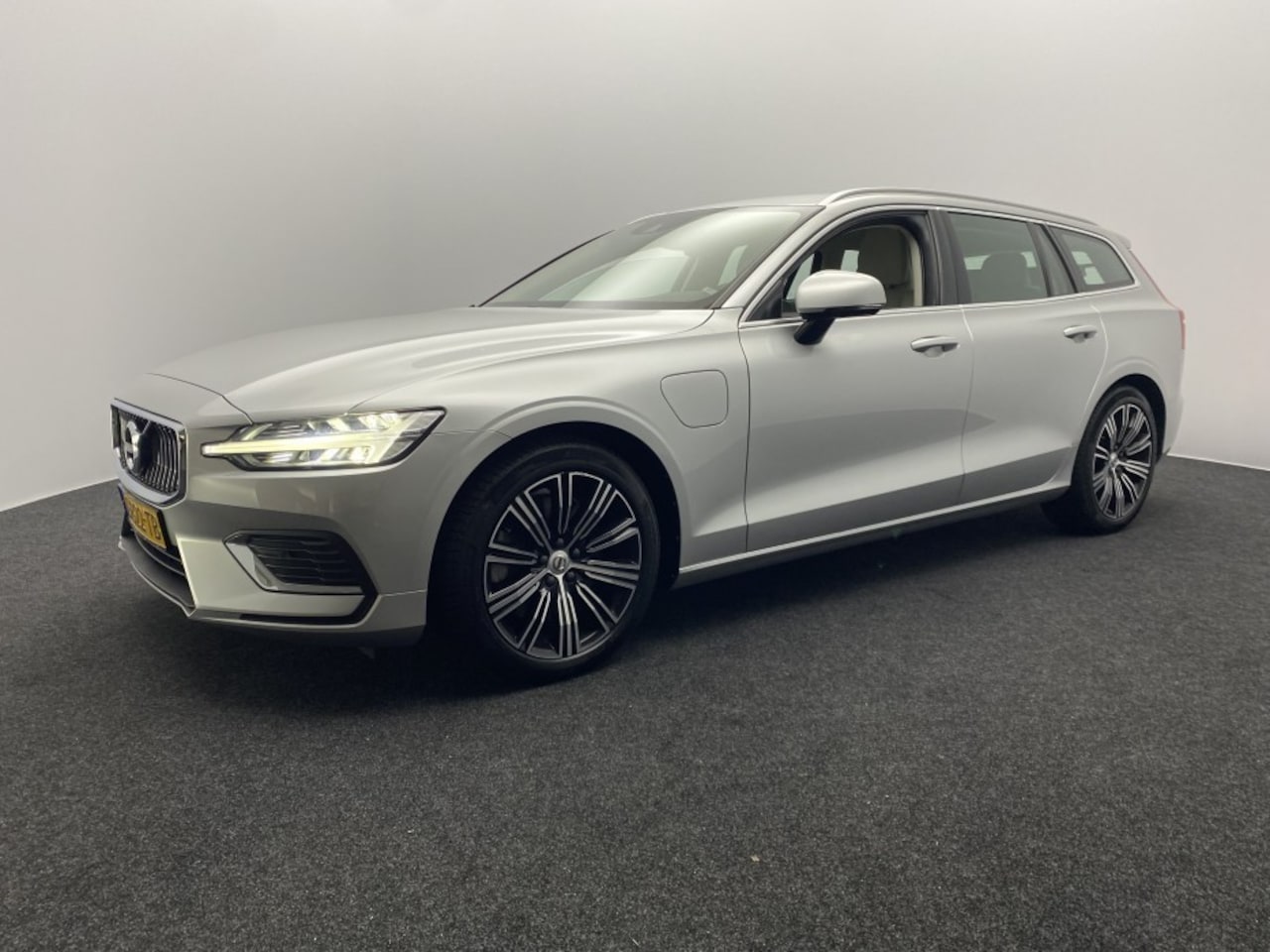 Volvo V60 - 2.0 T6 Twin Engine AWD Inscription 2.0 T6 Twin Engine AWD Inscription - AutoWereld.nl