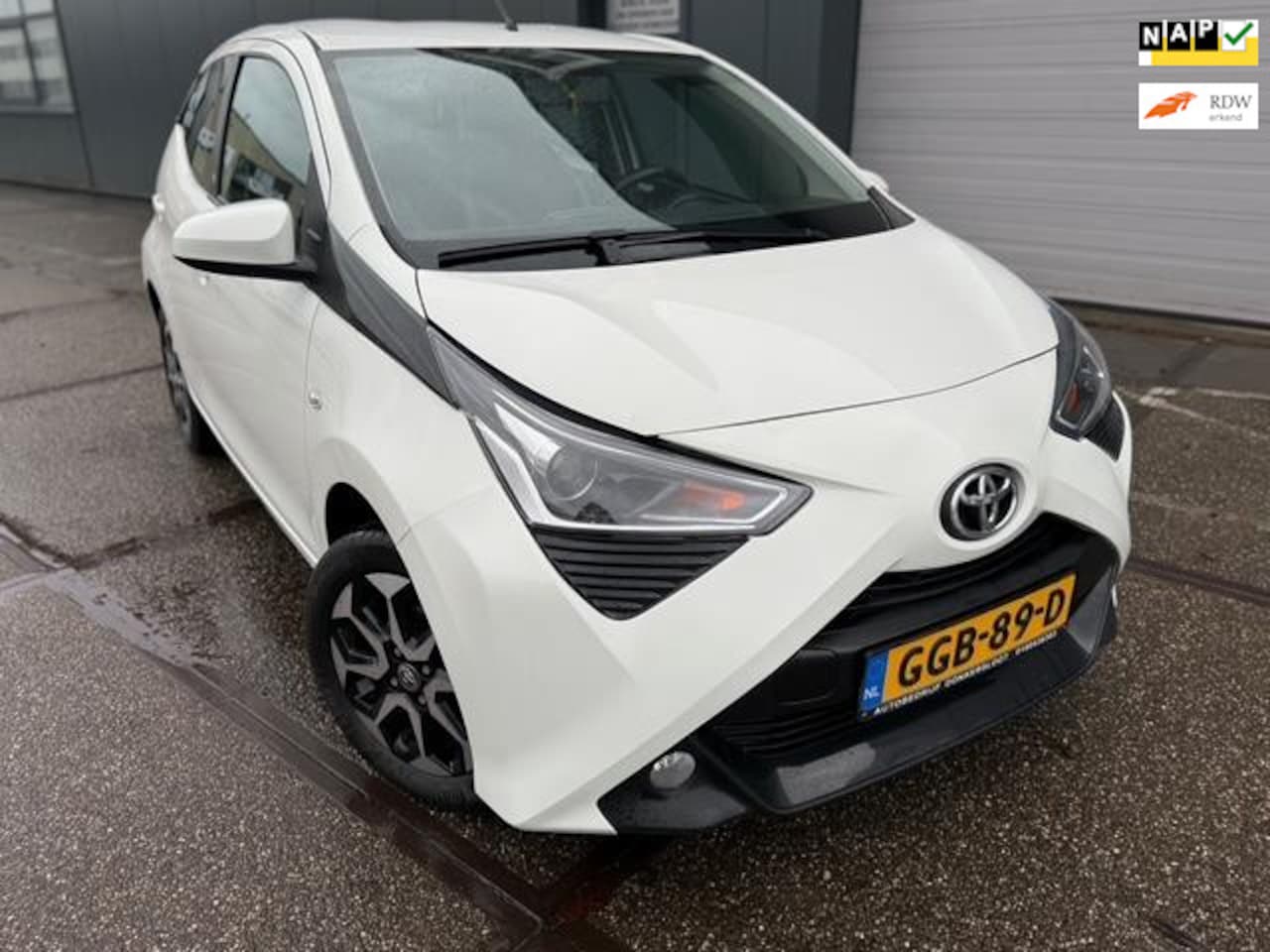 Toyota Aygo - 1.0 VVT-i x-play | Camera | Airco | Carplay | LM - AutoWereld.nl