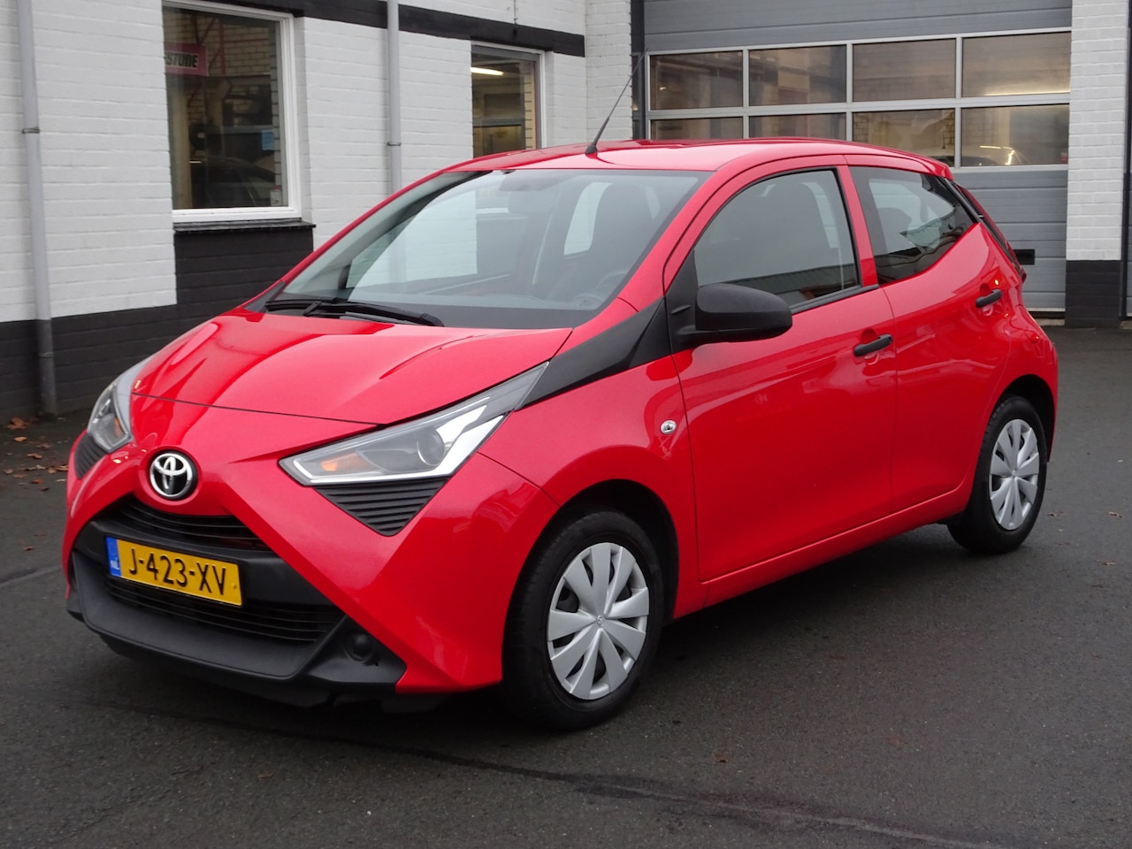 Toyota Aygo - 1.0 VVT-i x-fun Airco, telefoon voorbereiding, elektrische ramen, centrale vergrendeling, - AutoWereld.nl