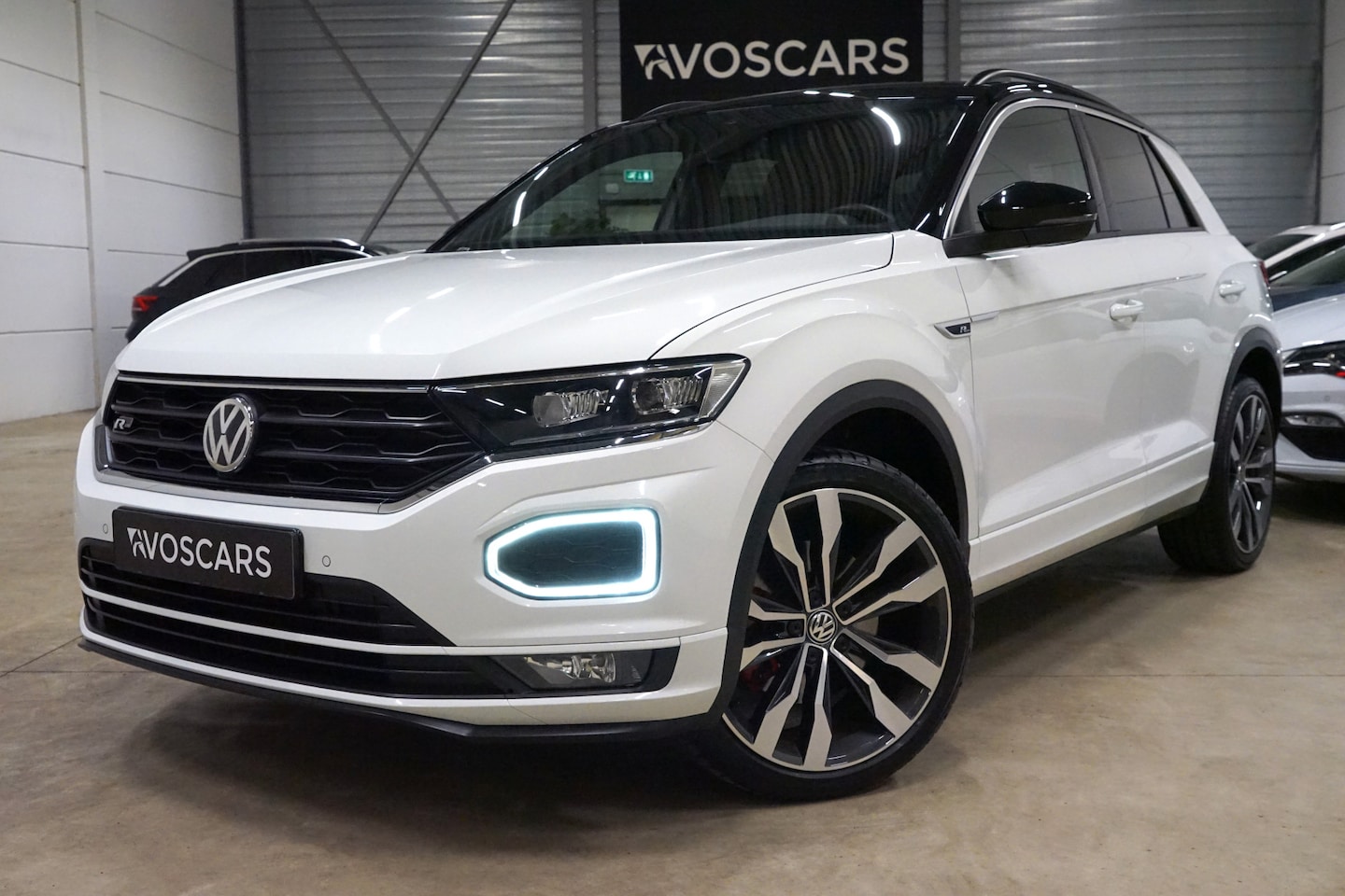 Volkswagen T-Roc - 1.5 TSI Sport R-Line DSG * Trekhaak - 19" - ACC - Lane - Blind Spot - App * - AutoWereld.nl