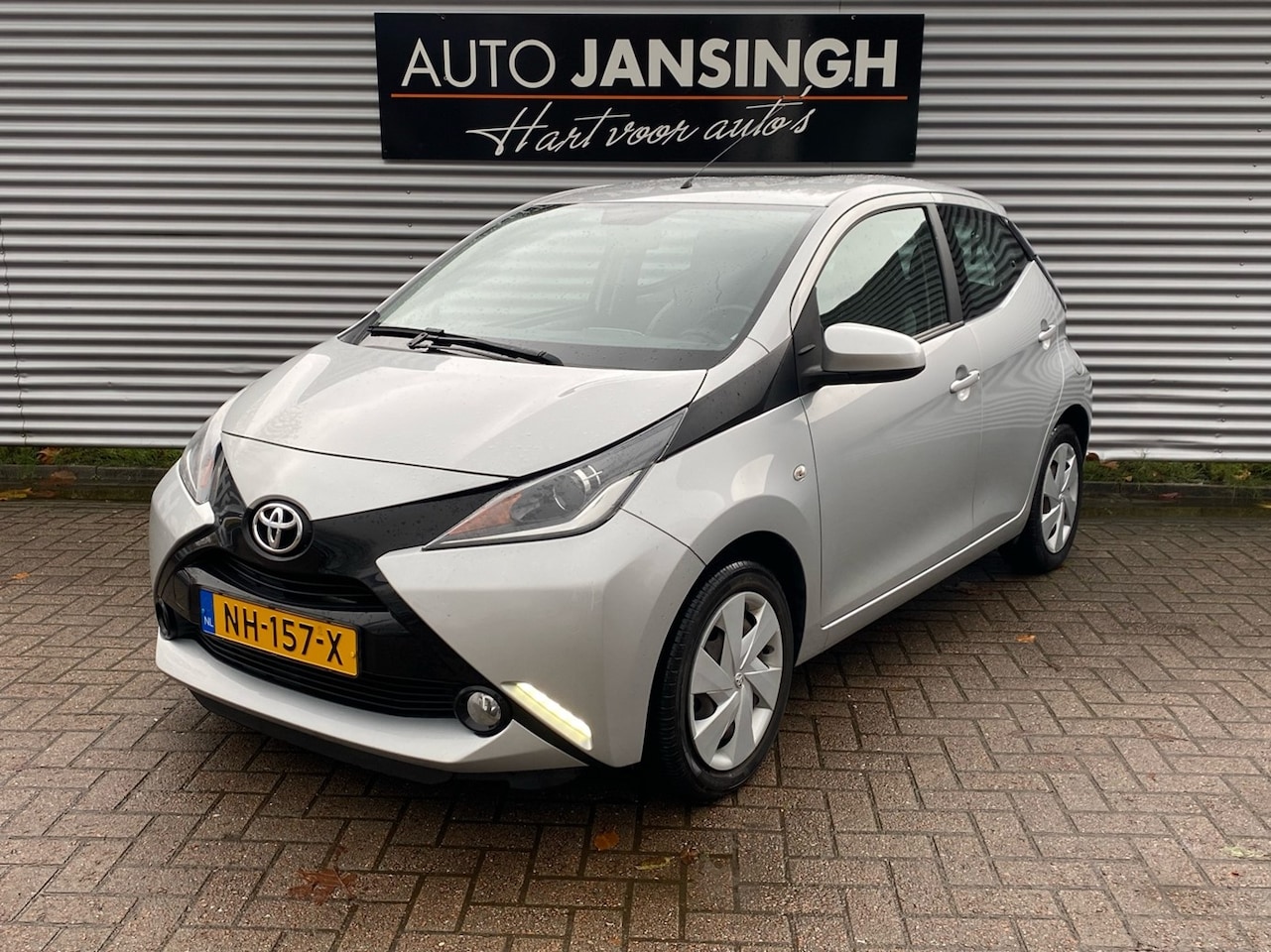 Toyota Aygo - 1.0 VVT-i x-play met 44.788 km!! | Airco | Navigatie | Cruise Control | Achteruitrijcamera - AutoWereld.nl