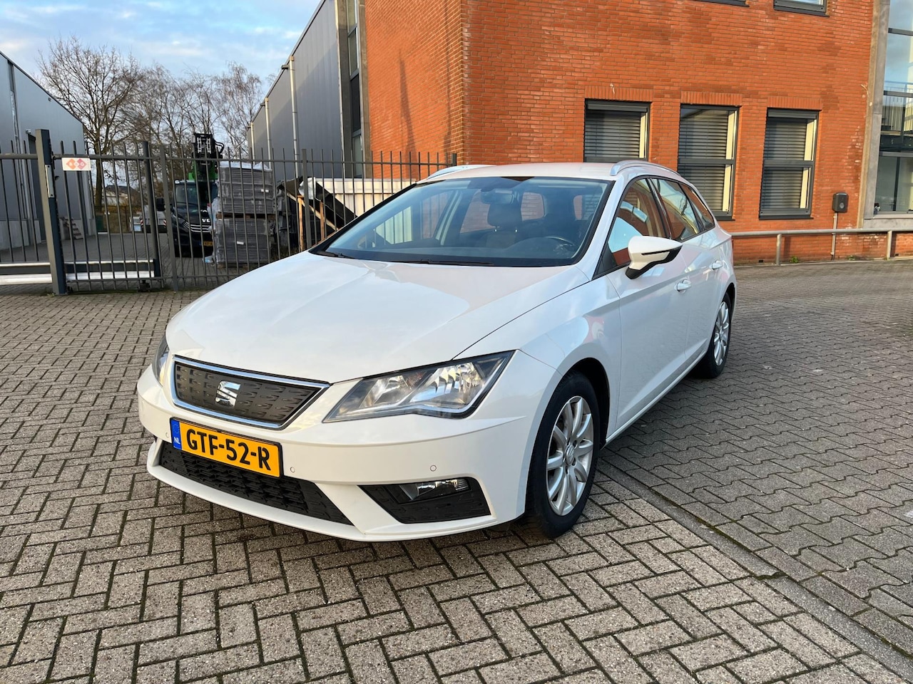 Seat Leon ST - 1.0 EcoTSI Automaat Style Business Intense - AutoWereld.nl