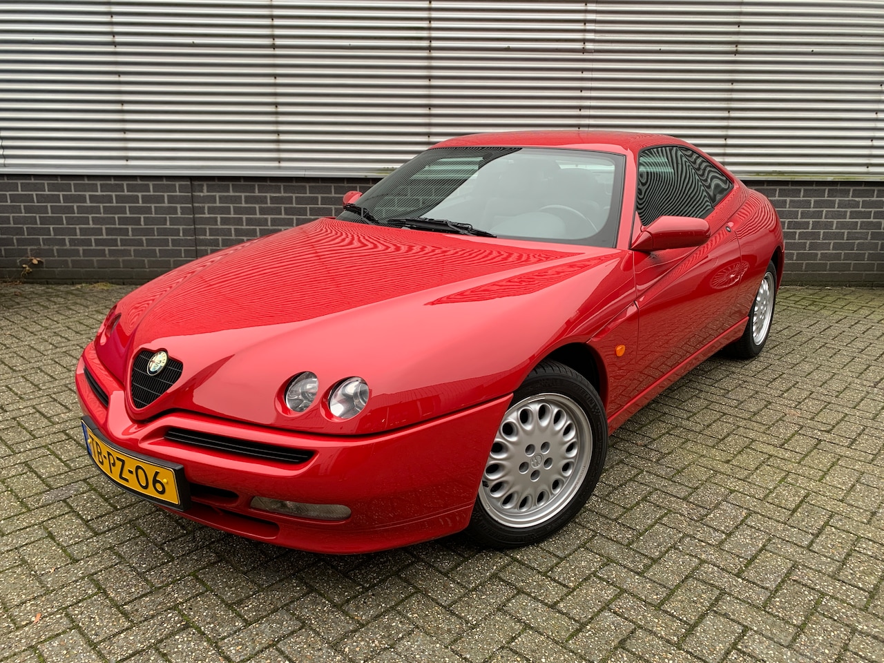 Alfa Romeo GTV - 2.0-16V T.Spark voorzien van nieuwe lak - AutoWereld.nl