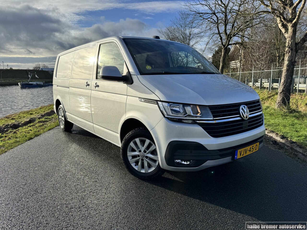 Volkswagen Transporter - 2.0 TDI L2H1|Leer|Trekhaak|Carplay - AutoWereld.nl