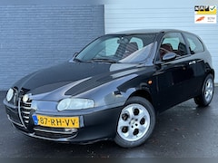 Alfa Romeo 147 - 1.6 T.Spark Distinctive NWE APK/LEDER/LUXEUITVOERING