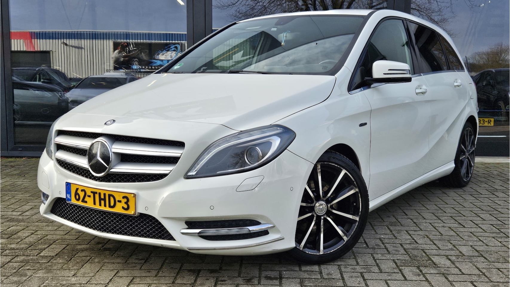 Mercedes-Benz B-klasse - 180 Ambition + SPORTPAKKET + VOLLEER + XENON + NAVI - AutoWereld.nl