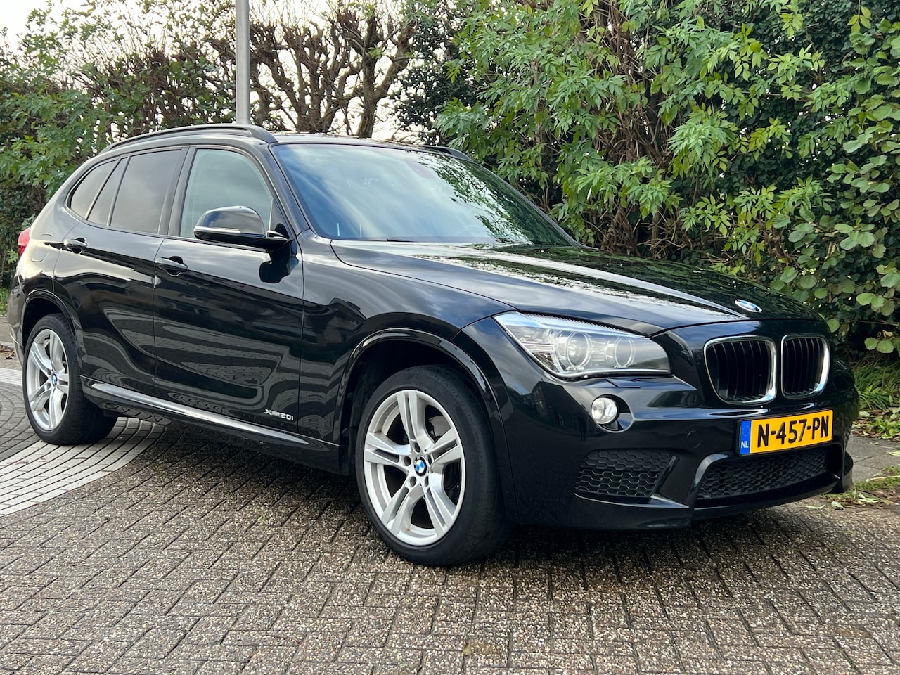 BMW X1 - 2.0i xDrive High Executive M pakket - Pano - Sportstoelen - 4 wielaandrijving - 184 PK - AutoWereld.nl