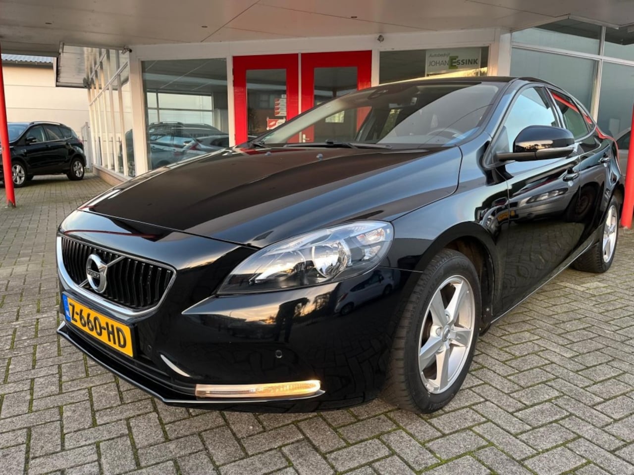 Volvo V40 - T3 150PK Momentum Winterpakket/BLUETHOOTH/DEALER ONDERHOUDEN - AutoWereld.nl