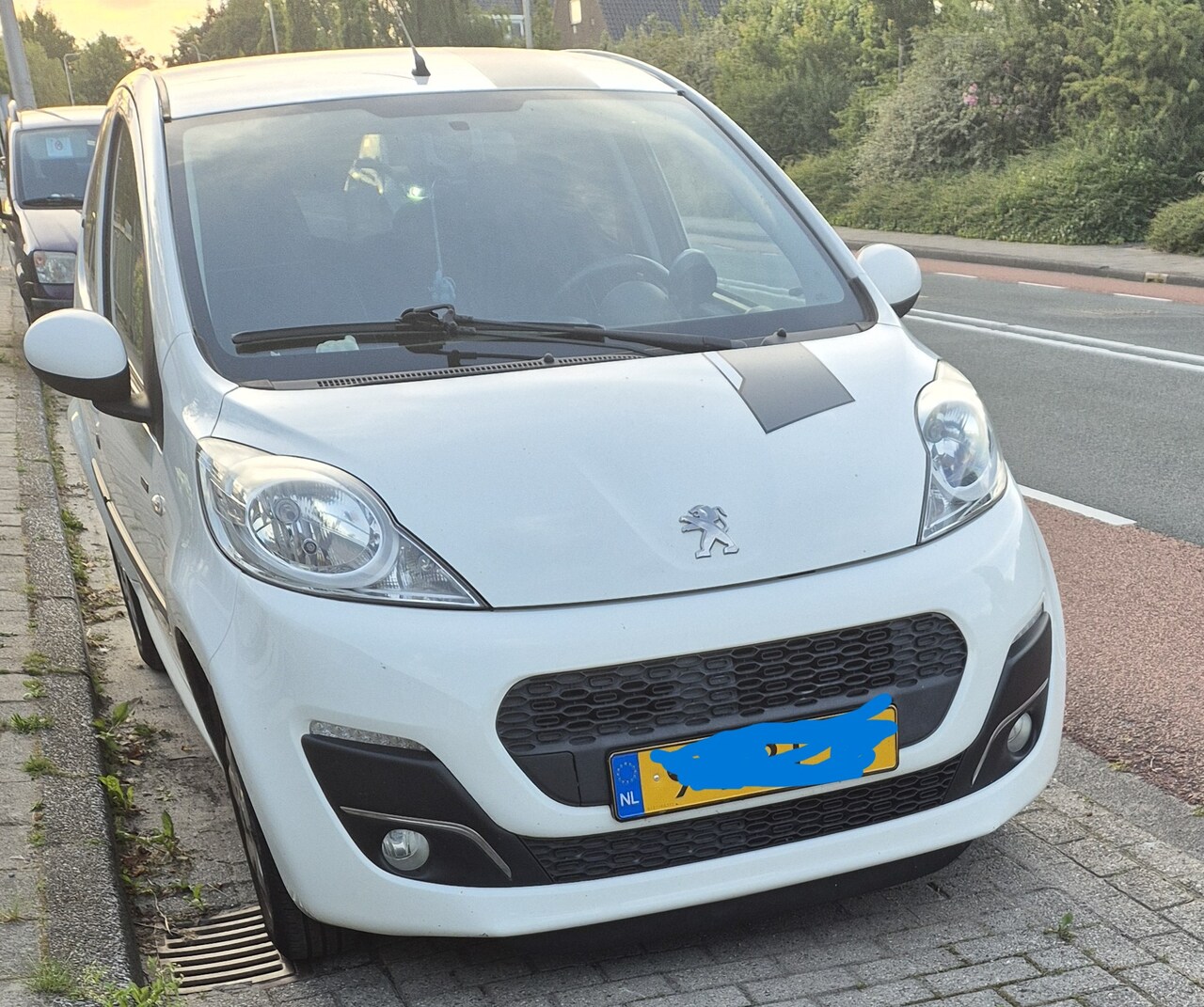 Peugeot 107 - 1.0 Sportium wit - AutoWereld.nl