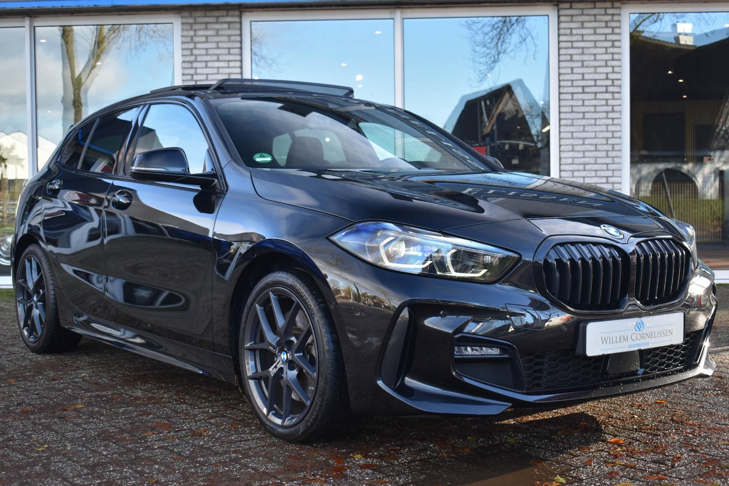 BMW 1-serie - 120i Business Edition Plus M-Sport Pano Camera - AutoWereld.nl