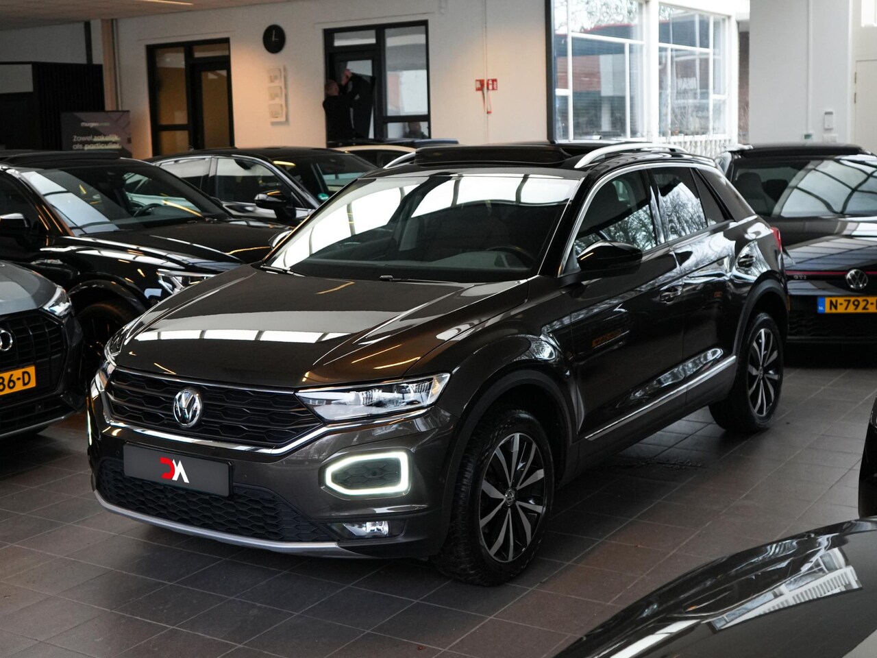 Volkswagen T-Roc - 1.0 TSI Style Virtual Cockpit Pano Keyless LED - AutoWereld.nl