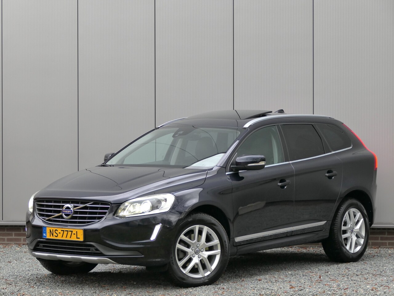 Volvo XC60 - D5 AUT AWD Polar+ 12 MND garantie Leer / Panoramadak / Xenon / Navi / Trekhaak - AutoWereld.nl