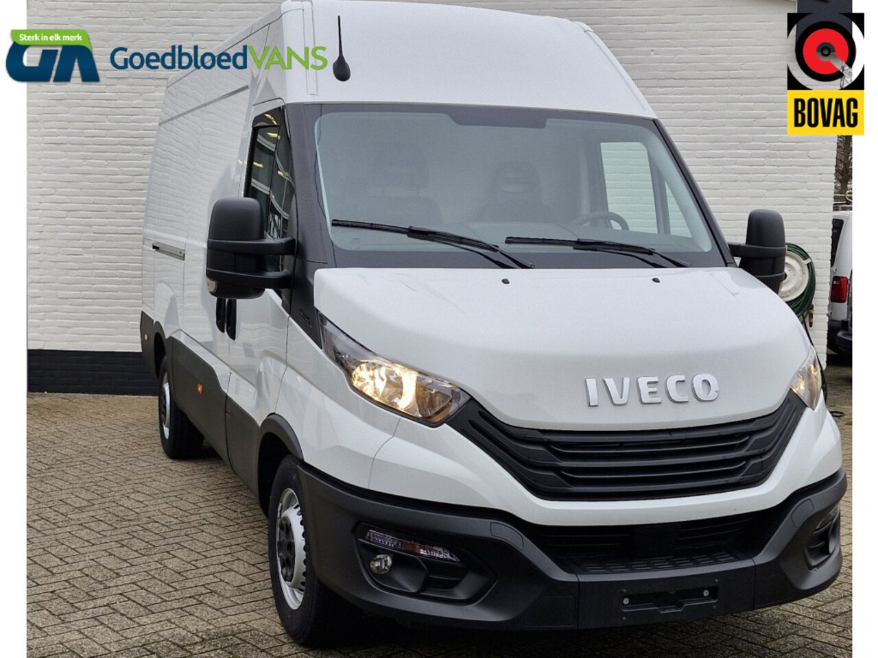 Iveco Daily - 35S14V 2.3 352L H2 | Trekhaak | Navigatie | DAB+ | Apple Carplay - AutoWereld.nl