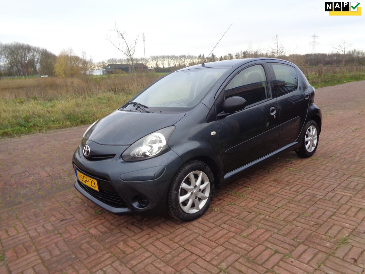 Toyota Aygo - 1.0 VVT-i Now 1.0 VVT-i Now - AutoWereld.nl