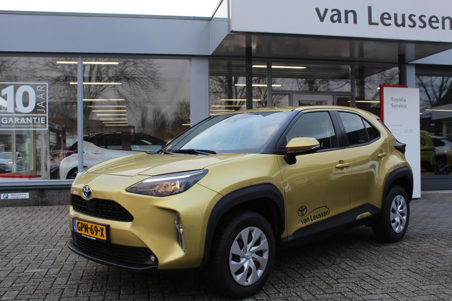 Toyota Yaris Cross - 1.5 HYBRID ACTIVE APPLE/ANDROID AD-CRUISE CAMERA DAB GROOTLICHT-ASSISTENT EL-INKLP SPIEGEL - AutoWereld.nl