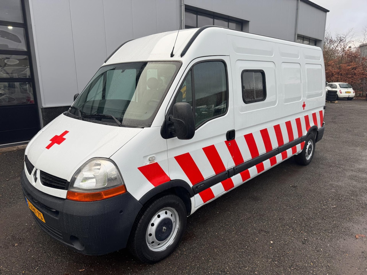 Renault Master - T35 2.5 dCi L3H2 DC Ex Rode Kruis Ambulance Marge! Dubbel Cabine - AutoWereld.nl