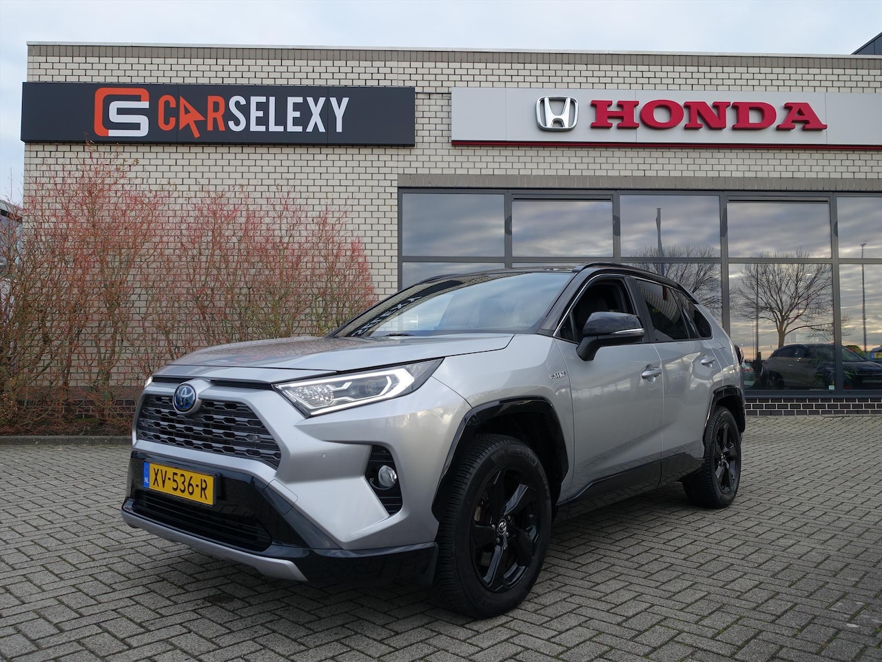 Toyota RAV4 - 2.5 Hybrid CVT Bi-Tone Eerste Eigenaar 59256 KM met 4 Seizoenenbanden - AutoWereld.nl